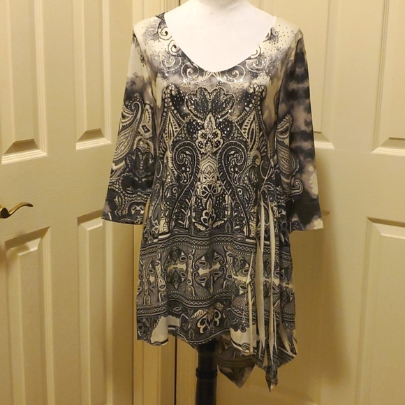 ONE WORLD Printed Knit 3/4 Sleeve Embellished Asymmetrical Tunic White/Black. M - Picture 4 of 15